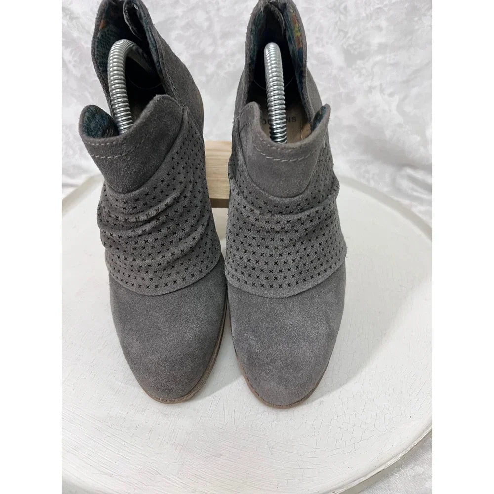 Earth Origins Oakland Grey Suede Perforated Ankle Boots WLE9 2019F Womens 6M